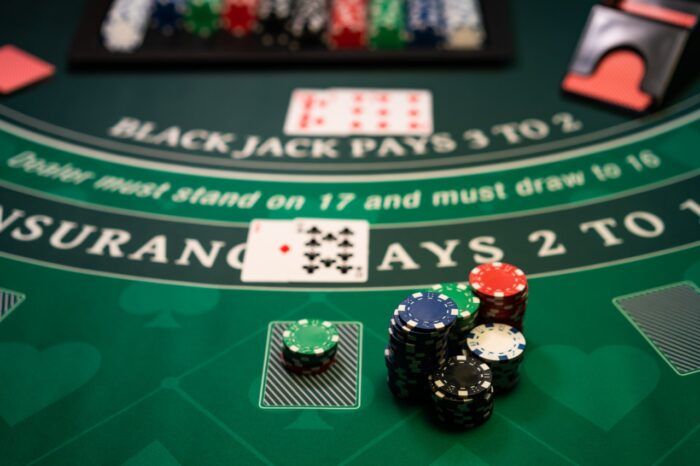 mesa-de-cassino-com-cartas-e-fichas-BetssonBR